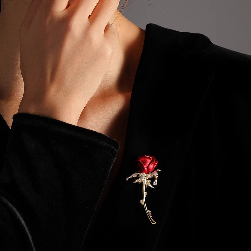 Broche rose rouge pour veste et manteau
