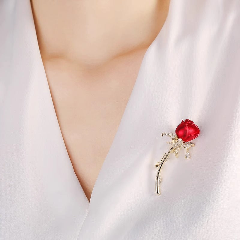 Broche rose rouge pour veste et manteau
