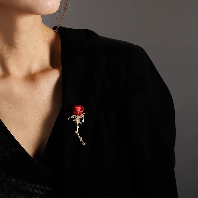 Broche rose rouge pour veste et manteau