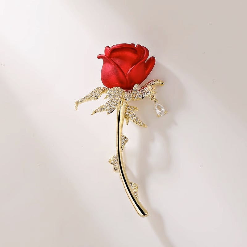 Broche rose rouge pour veste et manteau