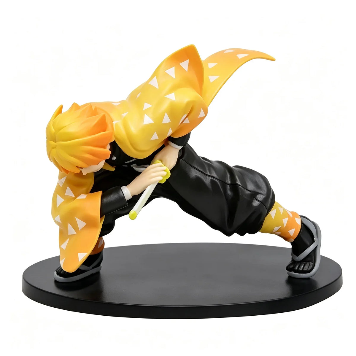 Figurine de guerrier d’anime en pose de combat
