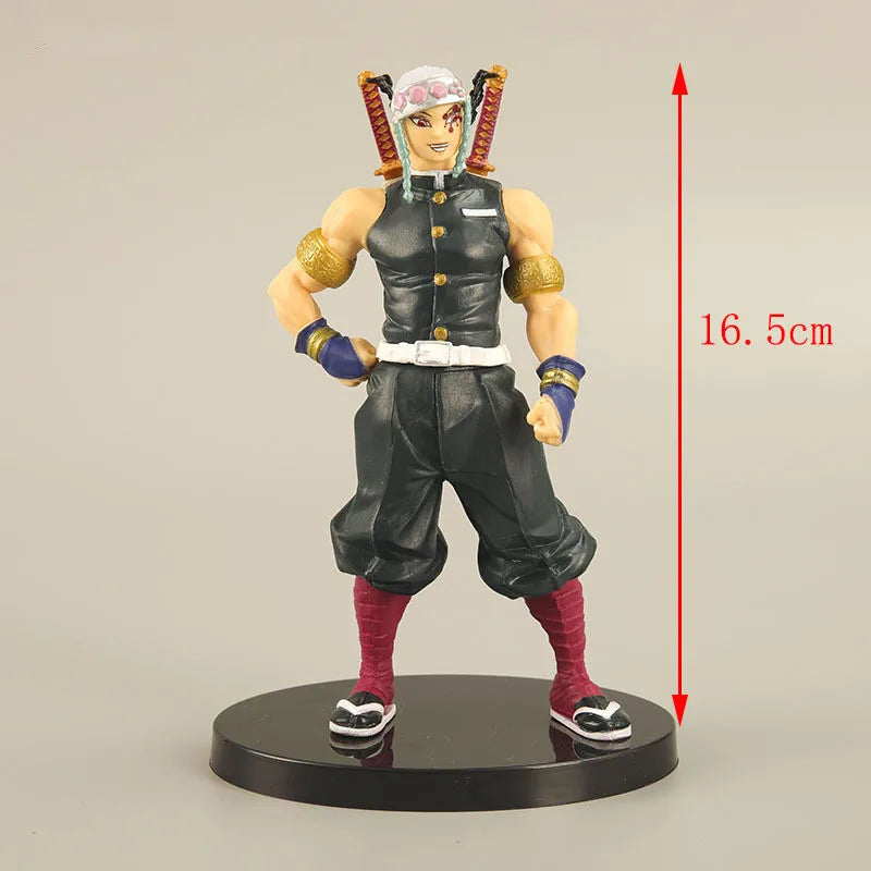 Figurine de guerrier d’anime en pose de combat