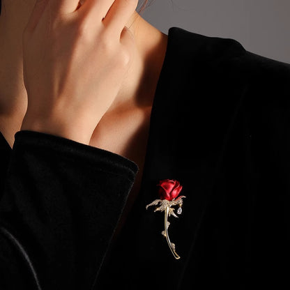 Broche rose rouge pour veste et manteau