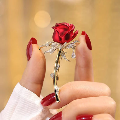 Broche rose rouge pour veste et manteau