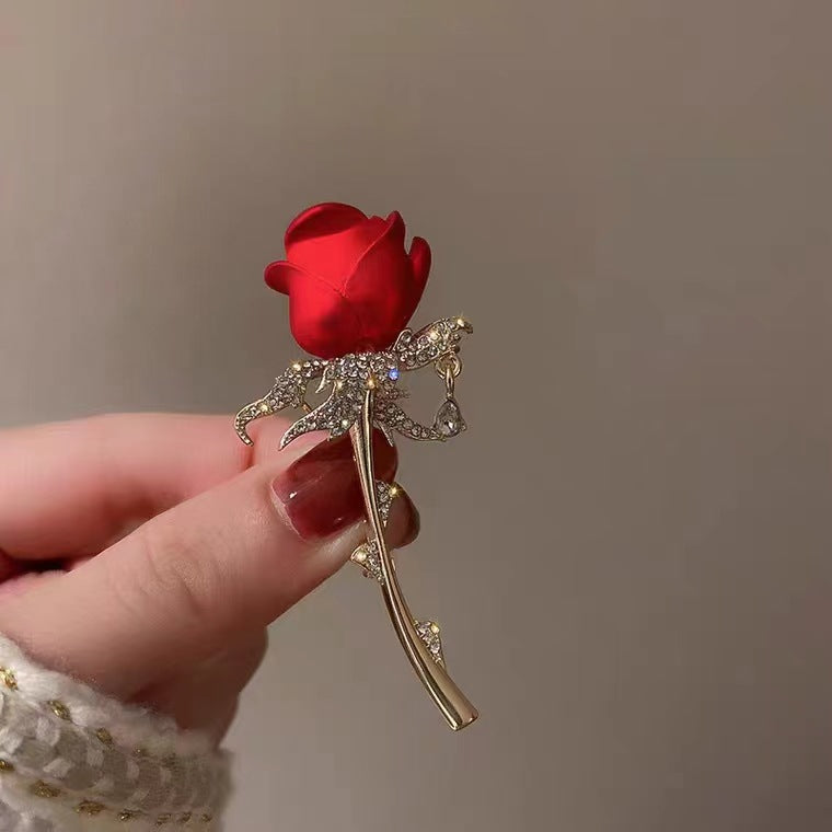 Broche rose rouge pour veste et manteau