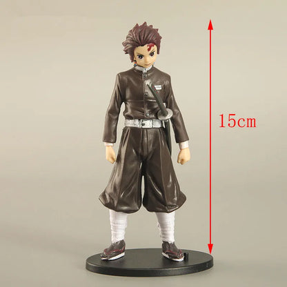 Figurine de guerrier d’anime en pose de combat
