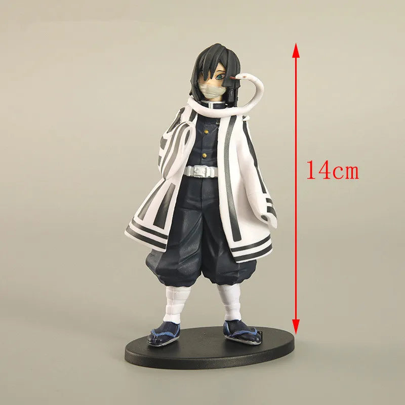 Figurine de guerrier d’anime en pose de combat