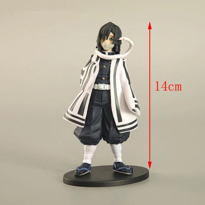 Figurine de guerrier d’anime en pose de combat