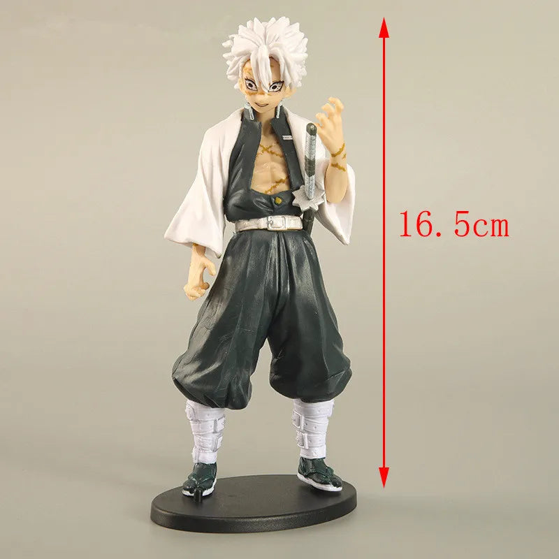 Figurine de guerrier d’anime en pose de combat